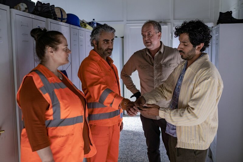 Oskar Schütz (Marek Erhardt, 2.v.r.) und Luiz Vieira dos Santos (Thiago Braga de Oliveira, r.) nehmen die Fingerabdrücke der verdächtigen Müllwerkerin Petra Lorenz (Katrin Filzen, l.) und ihres Kollegen Tarek Özer (Orhan Müstak, 2.v.l.) auf. – Bild: manju.de /​ ZDF