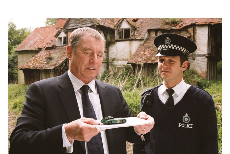 Inspector Barnaby (John Nettles, l.) und Constable Jones (Jason Hughes, r.) sichern ein Indiz am Mordschauplatz, ein altes Modellauto. – Bild: ZDF und All3Media International