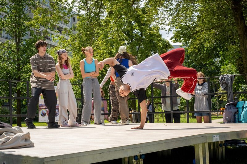 Theo (Leo Konrad Kuhn, l.), Frida (Mariella Aumann, 2.v.l.), Malaika (Lina Hüesker, 3.v.l.) und Djamal (Malcom Meckert, vorne) sorgen mit ihrer Tanzperformance im Park für Unterhaltung. – Bild: ZDF und Conny Klein