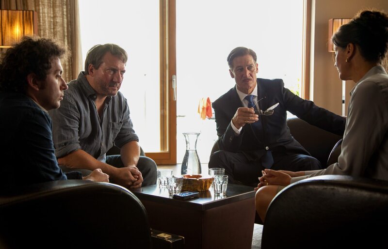 L-R: Gostner (Thomas Rizzoli), Peter Höllbacher (Robert Palfrader), Staatsanwalt Nicoletti (Tobias Moretti), Eva Greiner (Eva Kuen). – Bild: ZDF und ORF/​Allegro Film/​Oliver Oppitz