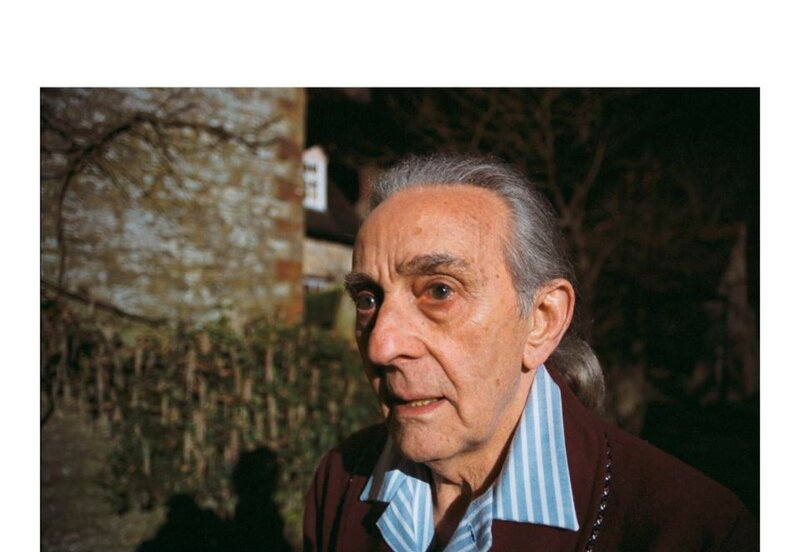 Der pensionierte Musiklehrer Arthur Leggot (Nicholas Amer) überrascht einen Einbrecher in seinem Haus. – Bild: ZDF und All 3 Media international