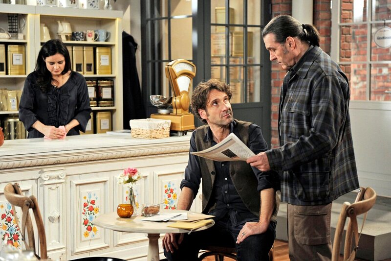 Susann, Clemens und Pete diskutieren über den verleumderischen Zeitungsartikel. – Bild: ARD/​Nicole Manthey