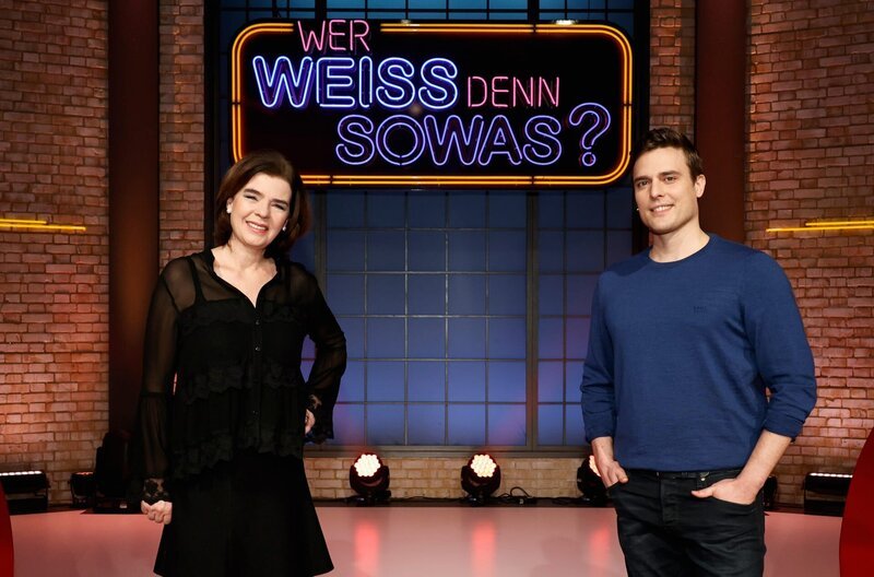 Treten bei „Wer weiß denn sowas?“ als Kandidaten gegeneinander an: Die Tagesschau-Sprecherin Susanne Daubner (l.) und der Tagesschau-Sprecher und Journalist Constantin Schreiber (r.). – Bild: ARD/​Morris Mac Matzen