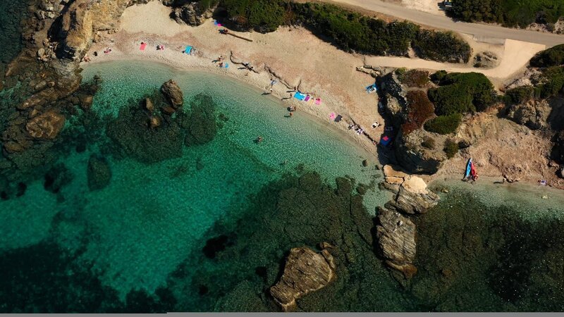 Naturparadies im Mittelmeer: An der felsigen Küste der Île des Embiez laden kleine Strände und Badebuchten zum Schwimmen und Schnorcheln ein. – Bild: 3sat