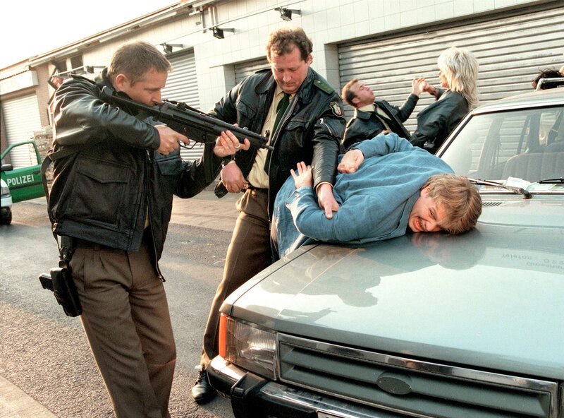 Wo Gisbert ist, gibt es garantiert Ärger, diesmal sogar mit der Polizei. – Bild: WDR/​Frank Schulte