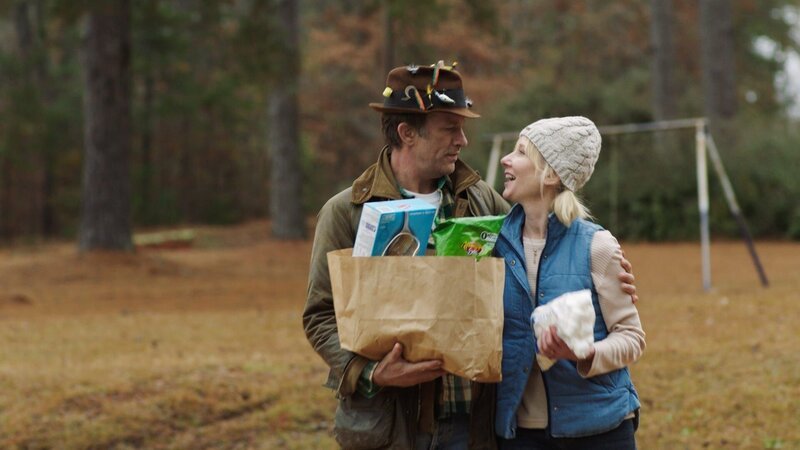 Paul (Thomas Jane) und Wendy (Anne Heche) haben für ihren Camping-Aufenthalt an einem See eingekauft, doch bei ihrer Rückkehr ist nichts mehr, wie vorher. – Bild: ZDF und Adonais Productions Paul (Thomas Jane) und Wendy (Anne Heche) haben für ihren Camping-Aufenthalt an einem See eingekauft, doch bei ihrer Rückkehr ist nichts mehr, wie vorher. – Bild: ZDF und Adonais Productions