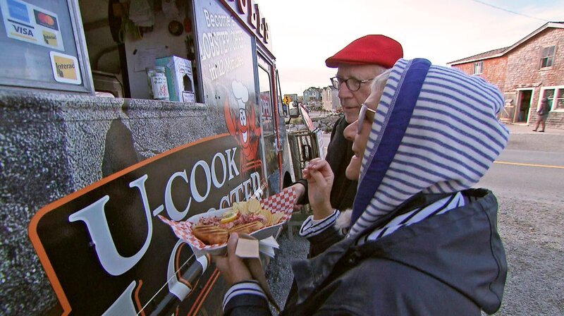 Das Ehepaar Badorrek bestellt am Lobster-Truck in Halifax ein Hummerbrötchen. – Bild: SWR/​Fandango