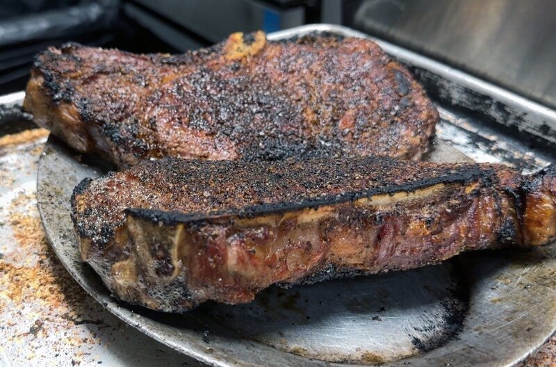 Steak vom Feinsten: Das Dry Aged Bone-in gilt in Chicago als hohe Kunst und ist für Fleischliebhaber das Nonplusultra. – Bild: Elephant Doc