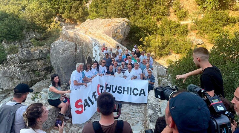 Protest an der Sushitza: Aus dem noch ursprünglichen Fluss soll jetzt Wasser für die Touristenhochburgen an der Küste abgeleitet werden. Und eine ganze Region bangt jetzt um ihr Wasser. – Bild: ZDF und WDR/​Marko Rösseler