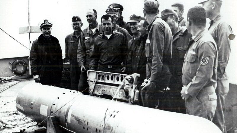 US-Soldaten präsentieren eine Wasserstoffbombe, die sie aus dem Meer vor der Küste Andalusiens geborgen haben. – Bild: ZDF