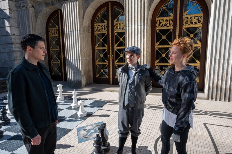 Schachprofis unter sich: Kommissar Rico Sander (Benjamin Strecker, l.) ermittelt undercover in dem Mord an Hanno Hartwig, einem Vereinsschachspieler und Inhaber einer IT-Firma. Die Halbgeschwister Saskia Meier (Lena Maria Eikenbusch, r.) und Sebastian Seitz (Florian Appelius, M.) scheinen dabei eine gute Anlaufstelle für Interna und Tratsch zu sein – bis Rico merkt, dass auch die beiden nicht immer die Wahrheit sagen. – Bild: ZDF und MARKUS_FENCHEL