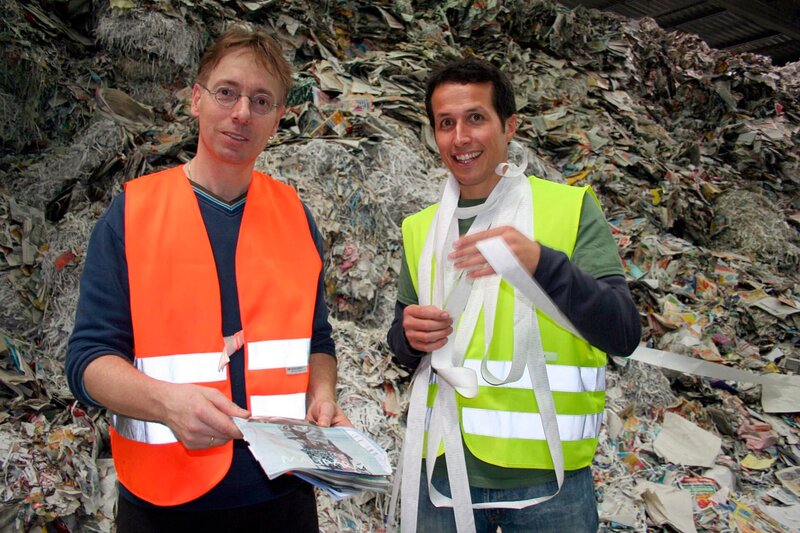 Reporter Willi Weitzel will diesmal alles übers Papier wissen. Zusammen mit Manfred erkundet er hier die Papierfabrik UPM Kymmene in Augsburg. Kaum zu glauben, wieviel altes und neues Papier es hier gibt! – Bild: BR/​megaherz gmbh