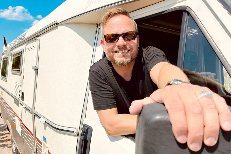 Friso Richter mit seinem Oldtimer-Wohnmobil „Pamela“. – Bild: HR/​Lukas Lowack