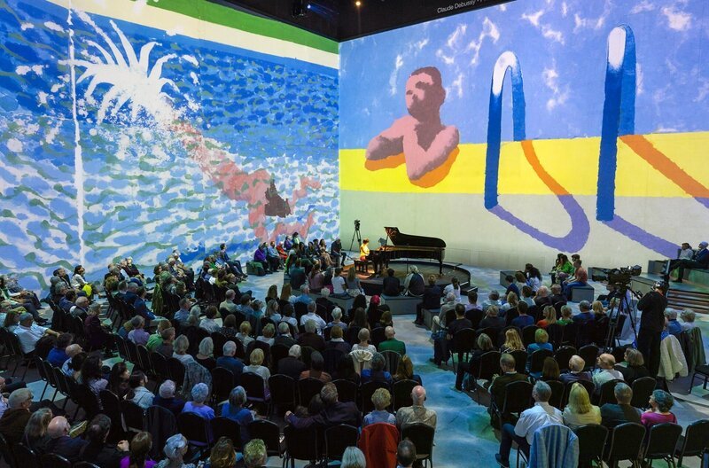 Umgeben und inspiriert von den Werken David Hockneys spielte Yuja Wang ein abwechslungsreiches Programm von Johann Sebastian Bach bis Samuel Barber. – Bild: Justin Sutcliffe