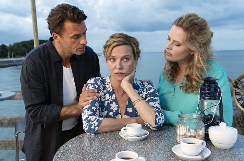 L-R: Rufus (Stephan Luca), Adelheid Janssen «Heidi» (Margarita Broich), Antonia Janssen «Toni» (Diana Amft) – Bild: PLURIMEDIA (ARD Degeto /​ Sandra Hoever)