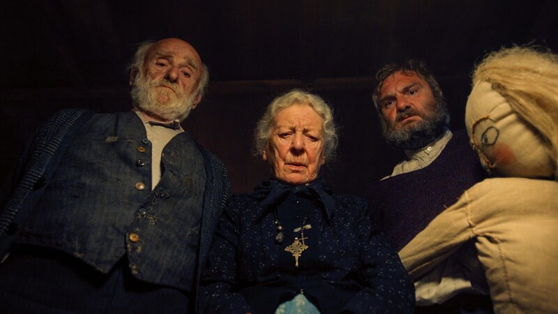 Was sehen Isidor Falkner (Peter Mitterrutzner, l.), Adelheid Falkner (Julia Gschnitzer, M.) und Romed Falkner (Martin Leutgeb, r.) da? – Bild: ORF/​AI Film/​Gerhard Riesenhuber