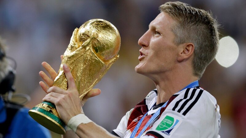 Bastian Schweinsteiger jubelt mit der WM-Trophäe. Deutschland wird Fußballweltmeister. – Bild: Natacha Pisarenko