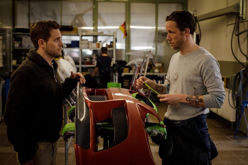 Dominik Morgenstern (Joscha Kiefer, l.) befragt Lutz Meier (Nikolaus Benda, r.). – Bild: ZDF und MARKUS SAPPER