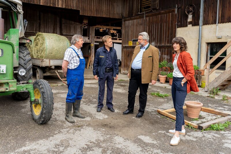 Nachdem Bauer Kandler tot auf seinem Hof gefunden wurde, ermittelt die Rosenheimer Mordkommission. Auch Hofmitarbeiter Franz Lendler (Gerhard Georg Jilka) wird in diesem Zusammenhang befragt. – Bild: ZDF und Linda Gschwentner