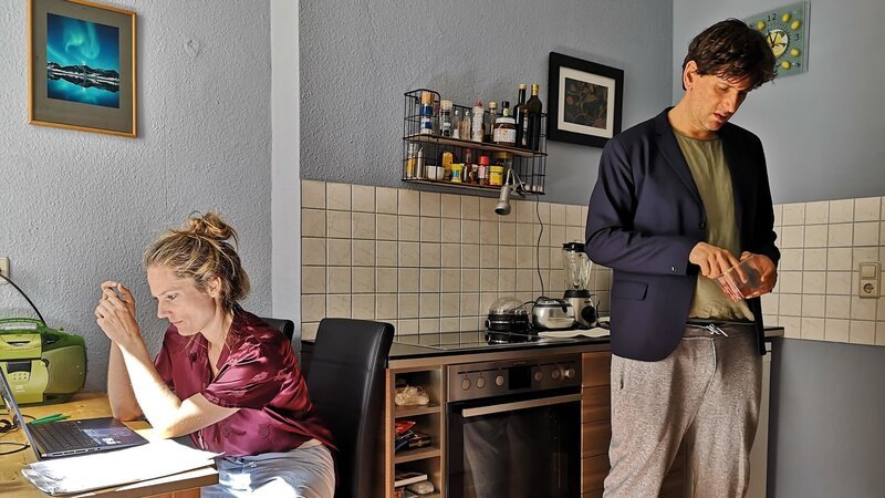 Meike (Marie Burchard) und ihr Mann Heiner (Sebastian Schwarz) arrangieren sich in ihrer Wohnung im Homeoffice. – Bild: ZDF und Johannes Louis