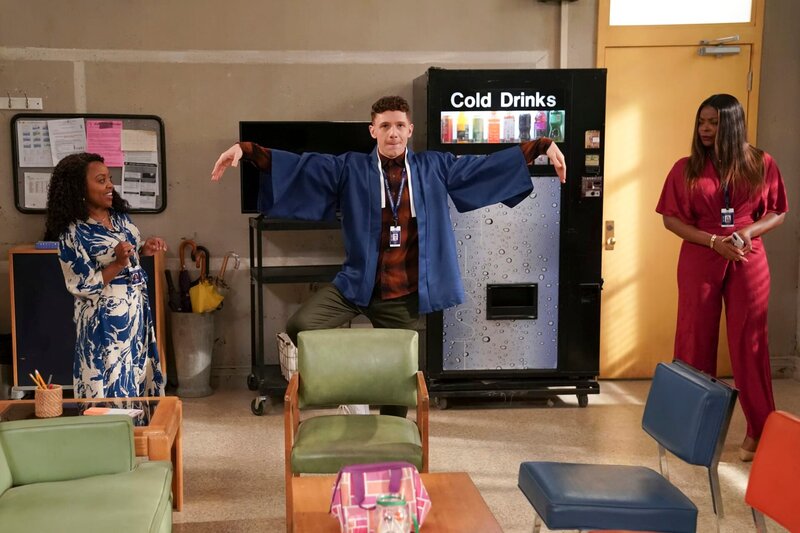 v.li.: Janine Teagues (Quinta Brunson), Jacob Hill (Chris Perfetti), Ava Coleman (Janelle James) – Bild: Gilles Mingasson /​ ABC