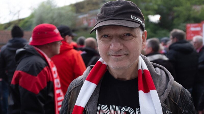 Sport- und Kulturjournalist Gunnar Leue hat eine Kulturgeschichte der Fangesänge geschrieben – und ist eingeschworener Fan des FC Union Berlin. – Bild: ZDF und Sven Müller Sport- und Kulturjournalist Gunnar Leue hat eine Kulturgeschichte der Fangesänge geschrieben – und ist eingeschworener Fan des FC Union Berlin. – Bild: ZDF und Sven Müller