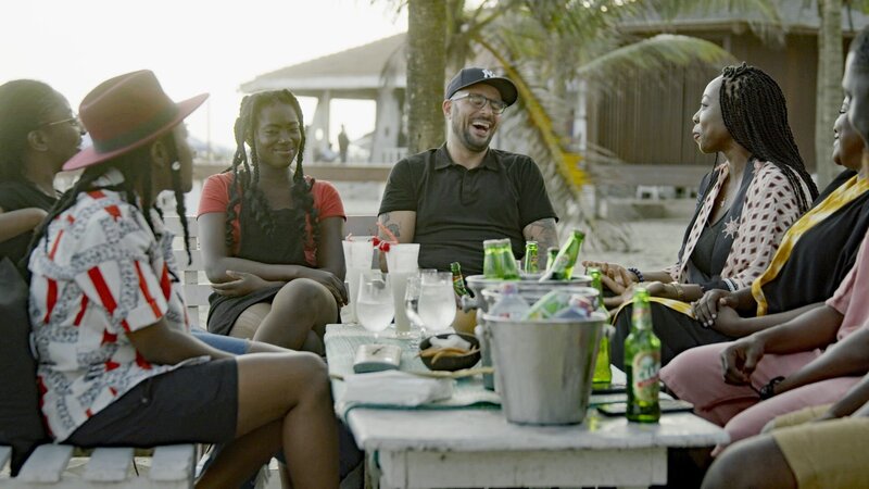 Ein Essen mit Freunden am legendären Labadi Beach – Bild: ZDF
