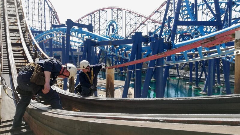 Profis am Limit Höhe In Blackpool, Großbritannien, werden die Schienen einer defekten Achterbahn repariert. – Bild: SRF/​HMProductions Manitoba Inc.