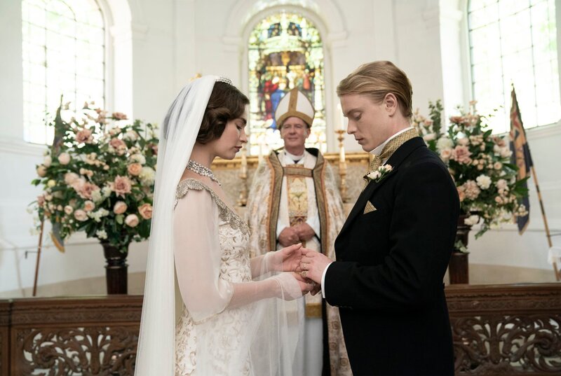 Linda (Lily James, li.) und Tony (Freddie Fox, r.). – Bild: WDR/​Theodora Films Limited & Moonage Pictures Limited