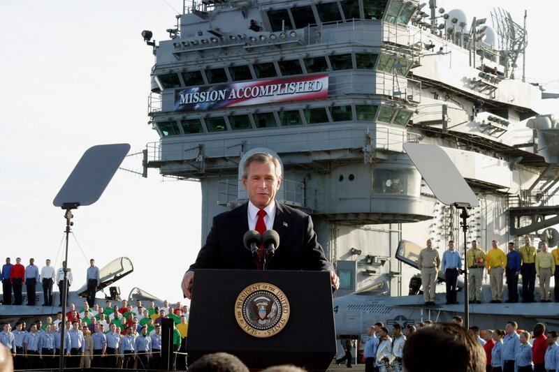 President Bush declares the end of major combat in Iraq as he speaks aboard the aircraft carrier USS Abraham Lincoln off the California coast, in this May 1, 2003 file photo. – Bild: SRF/​CNN/​ASSOCIATED PRESS