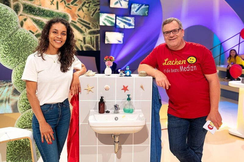 Studiogast und Ärztin Dr. Florence Randrianarisoa kennt sich mit Medizin bestens aus und erklärt unter anderem, warum Händewaschen so wichtig ist. – Bild: ZDF und Ralf Wilschewski