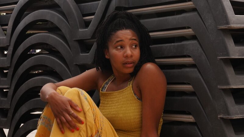 Amara (Shalisha James-Davis) versteckt sich in der Außenanlage des Hotels vor den Attentätern. – Bild: ZDF und Monika Lek /​ Dancing Ledge Production