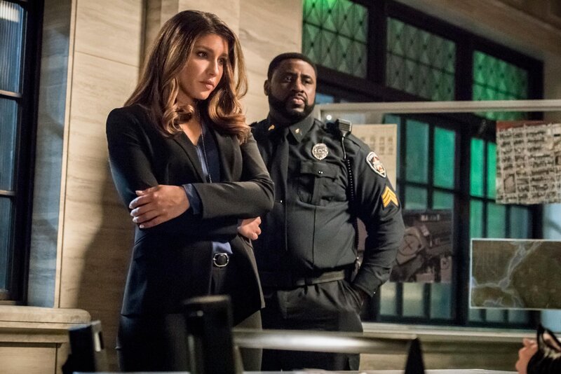 Dinah Drake (Juliana Harkavy) und Sergeant Bingsley (Danny Wattley) – Bild: RTL /​ Warner Bros. Entertainment