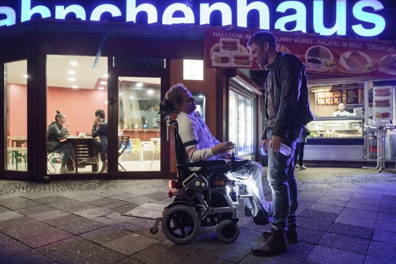Ulf (Peter Fieseler, r.) trifft sich mit Heizi (Niels Bruno Schmidt), der ihm von einem Drogenbaron erzählt. – Bild: RTL /​ Stefan Erhard