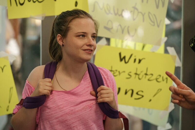 Shiri (Jasna Fritzi Bauer) amüsiert sich über die neusten Vorkommnisse an der Schule. – Bild: RTL /​ Stefan Erhard