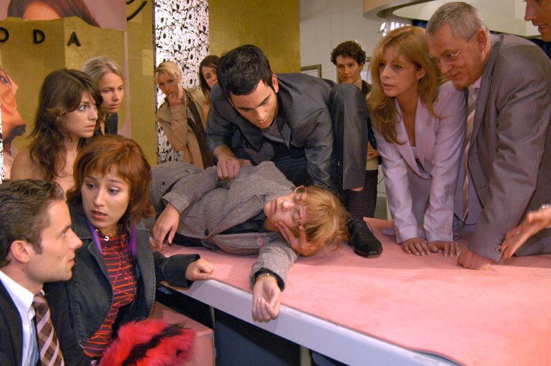 Lisa ist zum Entsetzen aller zusammengebrochen. v.l.n.r.: Max (Alexander Sternberg), Yvonne (Bärbel Schleker), Mariella (Bianca Hein), Lisa (Alexandra Neldel), David (Mathis Künzler), Laura (Olivia Pascal), Friedrich (Wilhelm Manske) (Dieses Foto von Alexandra Neldel darf nur in Zusammenhang mit der Berichterstattung über die Serie „Verliebt in Berlin“ veröffentlicht und verbreitet werden.) – Bild: SAT.1 /​ Noreen Flynn