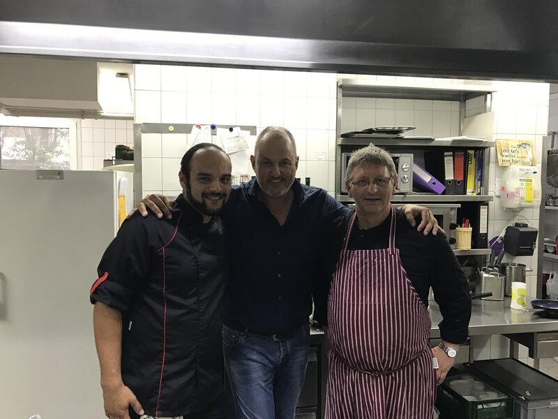 Jörgs Schäfers (r.) altmodische Kochweise und fehlendes Marketing im herrschaftlich-idyllische Hotel-Restaurant Wittekindsquelle sind nur die geringsten aller Übel. Kann Frank Rosin (M.) das Traditionslokal mit seinen Tipps und Hilfe von Koch Tim Bendt (l.) vor dem Ruin schützen? – Bild: Kabel Eins