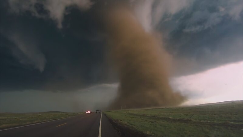 Wirbelstürme sind zerstörerisch und treten vermehrt in Regionen auf, wo sich verschiedene Luftmassen mischen. – Bild: ZDF