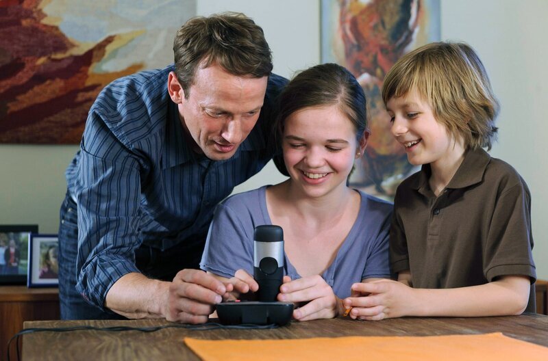 Das erste gemeinsame Lachen nach Sybilles Tod: Lars (Wotan Wilke Möhring, li.) und die Kinder Maike (Matilda Merkel, Mi.) und Piet (Nick Julius Schuck, re.) besprechen den Anrufbeantworter neu. – Bild: WDR/Willi Weber Das erste gemeinsame Lachen nach Sybilles Tod: Lars (Wotan Wilke Möhring, li.) und die Kinder Maike (Matilda Merkel, Mi.) und Piet (Nick Julius Schuck, re.) besprechen den Anrufbeantworter neu. – Bild: WDR/Willi Weber