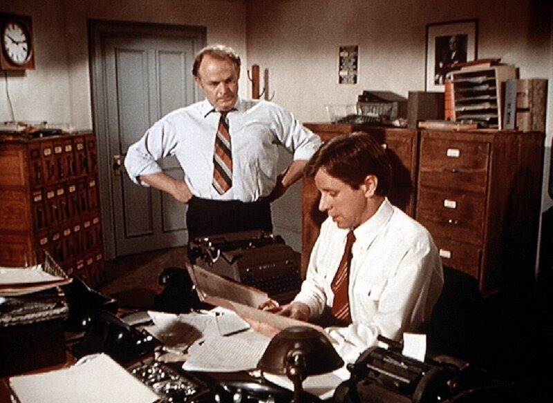 J.D. (Lewis Arquette, l.) bereut, Jonesy (Richard Gilliland, r.) bei sich eingestellt zu haben. Ohne Erin, die er entlassen hatte, verliert er die Übersicht über sein Büro. – Bild: WARNER BROS. INTERNATIONAL TELEVISION