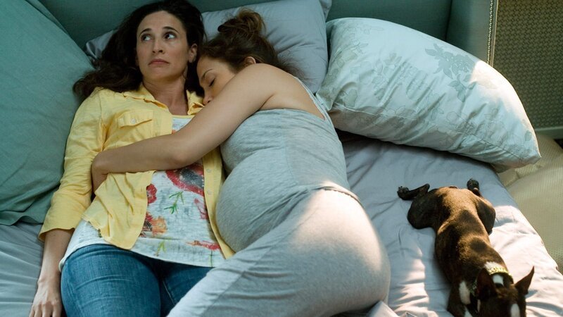 Mona (Michaela Watkins) und Zoe (Jennifer Lopez) ruhen sich aus.. – Bild: CBS FILMS INC. / Peter Iovino Mona (Michaela Watkins) und Zoe (Jennifer Lopez) ruhen sich aus.. – Bild: CBS FILMS INC. / Peter Iovino