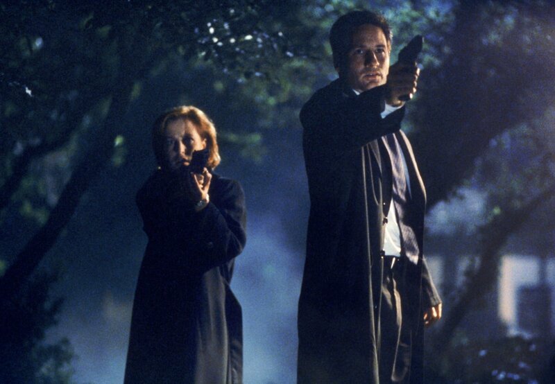 Dana Scully (Gillian Anderson, l.); Fox Mulder (David Duchovny, r.) – Bild: ProSieben MAXX
