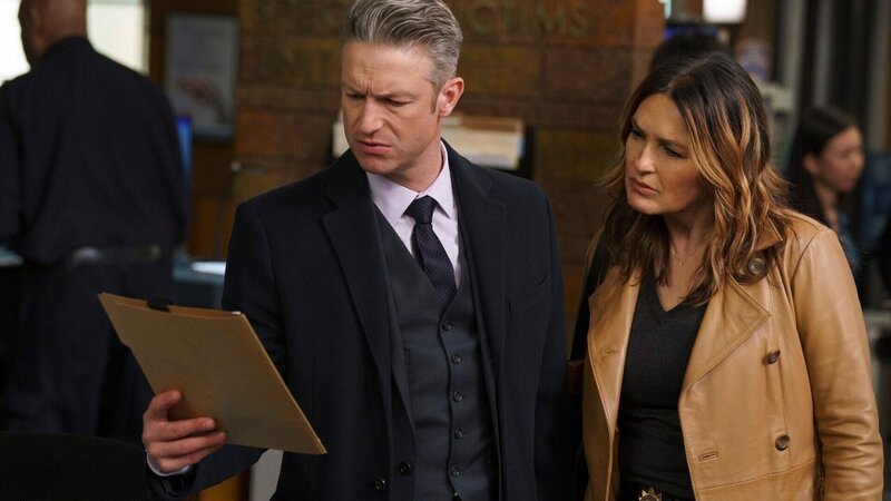 Sonny Carisi (Peter Scanavino) und Olivia Benson (Mariska Hargitay). Die einzige Studentin in einem ansonsten rein aus männlichen Studenten bestehenden Debattierteam wird auf der Fahrt zu einem Wettbewerb Opfer eines Angriffs. Fin vermutet, dass ein Zeuge in dem Fall nicht die Wahrheit sagt. – Bild: NBCUniversal Media, LLC