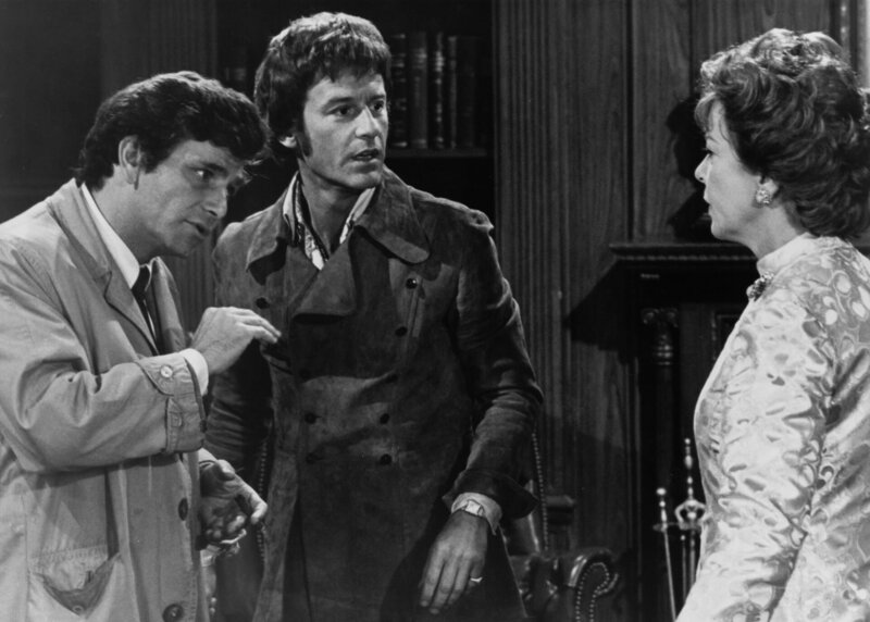 „Columbo – Zigarren für den Chef“, Der Unternehmer David Bruckner will seinen Chemiekonzern verkaufen. Sein Neffe und Mitarbeiter Roger Stanford könnte seine Pläne eventuell durchkreuzen. Deshalb stellt Bruckner Nachforschungen über Rogers Vergangenheit an. Damit will er den missliebigen Neffen erpressen. Roger wehrt sich auf seine berechnende Art dagegen. Er hat allerdings die Rechnung ohne Lt. Columbo gemacht.Im Bild (v.li.): Ida Lupino (Doris Bruckner), Peter Falk (Lt. Columbo), Roddy McDowall (Roger). – Bild: port.hu