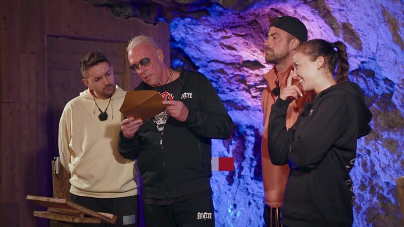 v.li.: Menderes, Rainer, Tobi und Sandra in der Exit-Challenge – Bild: RTLZWEI