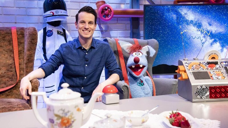 Woozle will zum Woopiter fliegen. Doch weil er normale Raumschiffe viel zu ungemütlich findet, hat er das Studio in sein persönliches Luxusraumschiff verwandelt. Neben gemütlichen Sesseln gibt es natürlich Kaffee und Kuchen, denn so eine Reise durchs All soll doch vor allem genossen werden, findet Woozle. – Bild: SUPER RTL/​Annette Etges