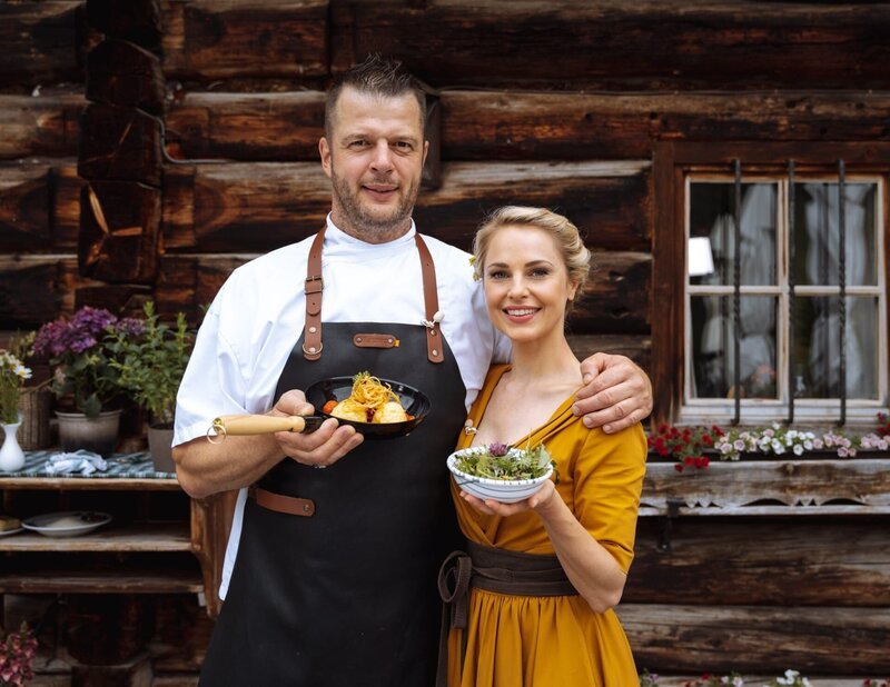 Silvia Schneider, Rene Steurer (Stinkerknödel mit Wildkräutersalat und Spagatkrapfen mit Topfenespuma und Beeren). – Bild: ORF/Silvia Schneider GmbH/Simeon Baker Silvia Schneider, Rene Steurer (Stinkerknödel mit Wildkräutersalat und Spagatkrapfen mit Topfenespuma und Beeren). – Bild: ORF/Silvia Schneider GmbH/Simeon Baker