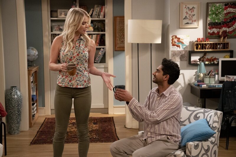 Vanessa (Kelli Goss, l.); Al (Adhir Kalyan, r.) – Bild: CBS Broadcasting, Inc.
