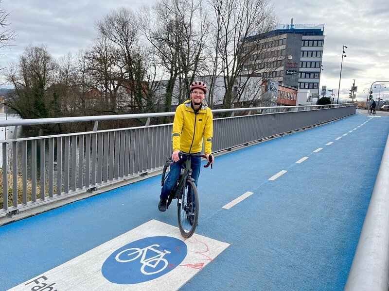 Verkehrsplaner Daniel Hammer auf Tübingens Radbrücke Mitte, die bei Frost beheizt wird. – Bild: ZDF und Jakob Groth