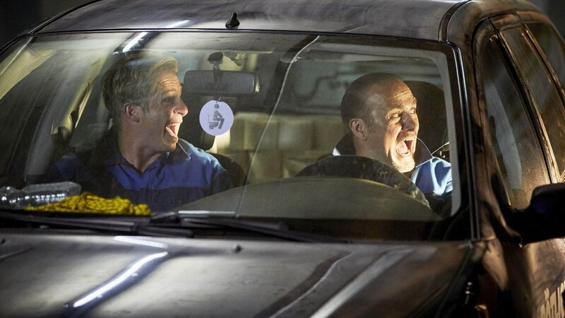 Der Wagen von Paul (Daniel Roesner, l.) und Semir (Erdogan Atalay) streikt. Ein schlechter Zeitpunkt, denn der Verfolger ist auf Kollisionskurs … – Bild: MG RTL D /​ Guido Engels